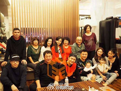 Angelababy xuất hiện gầy gò, mặt tái nhợt sau gần 2 tháng sinh con - 1
