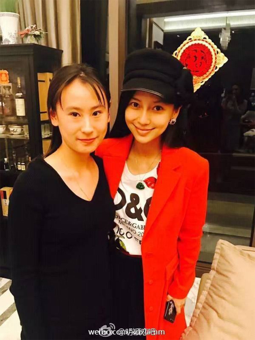 Angelababy xuất hiện gầy gò, mặt tái nhợt sau gần 2 tháng sinh con - 2