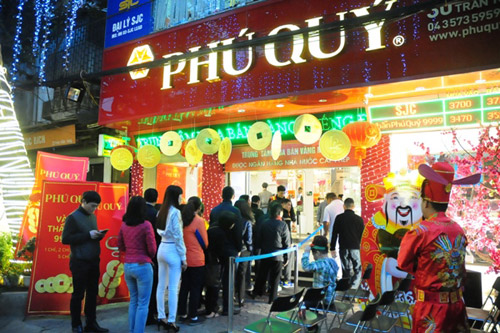 Bà bầu, trẻ nhỏ xếp hàng mua vàng từ sáng sớm ngày vía Thần Tài - 11