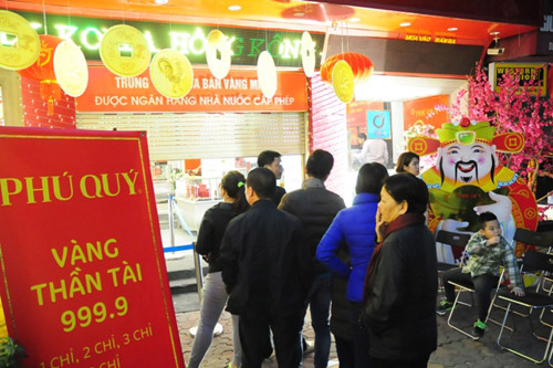 Bà bầu, trẻ nhỏ xếp hàng mua vàng từ sáng sớm ngày vía Thần Tài - 12
