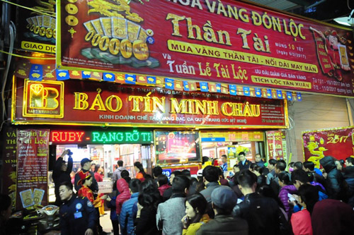 Bà bầu, trẻ nhỏ xếp hàng mua vàng từ sáng sớm ngày vía Thần Tài - 4