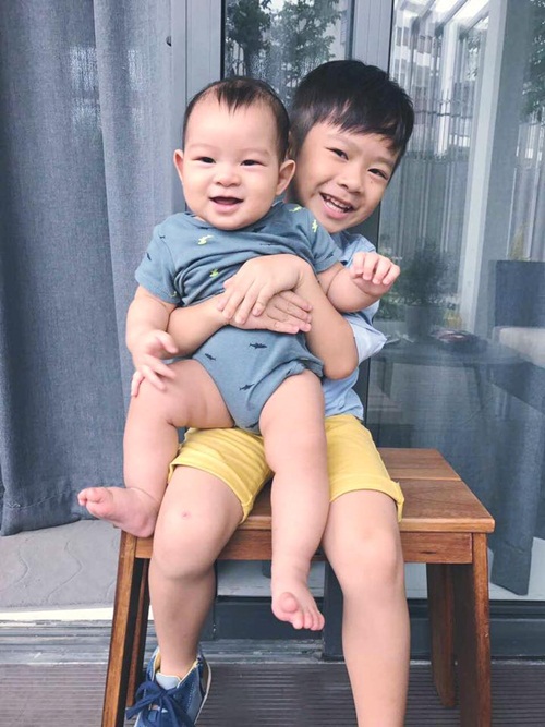 Biểu cảm hóm hỉnh của cậu út hơn 6 tháng tuổi nhà Lý Hải - Minh Hà - 12