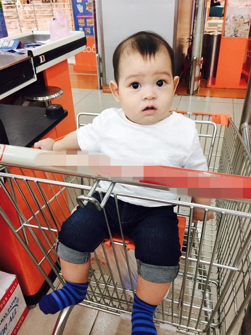 Biểu cảm hóm hỉnh của cậu út hơn 6 tháng tuổi nhà Lý Hải - Minh Hà - 8