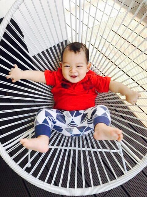 Biểu cảm hóm hỉnh của cậu út hơn 6 tháng tuổi nhà Lý Hải - Minh Hà - 3