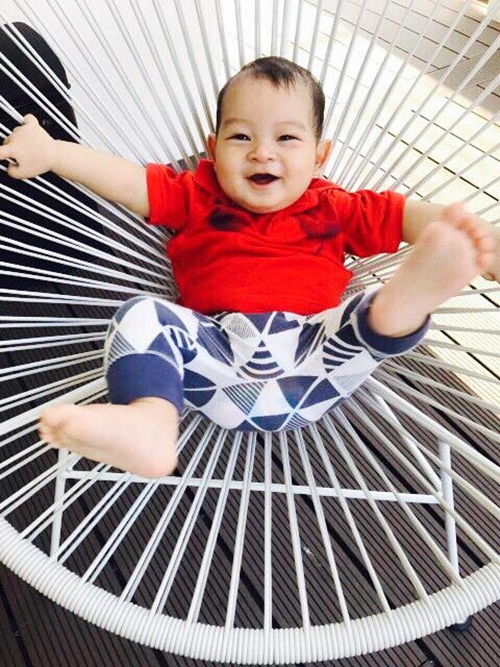 Biểu cảm hóm hỉnh của cậu út hơn 6 tháng tuổi nhà Lý Hải - Minh Hà - 2