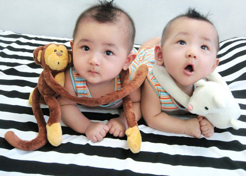 Cặp song sinh đẹp như thiên thần có 7 nghìn người theo dõi, khi lớn còn gây ngỡ ngàng hơn - 4