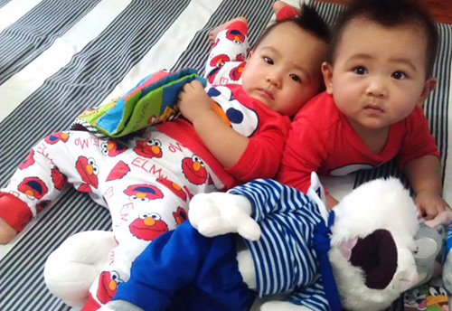 Cặp song sinh đẹp như thiên thần có 7 nghìn người theo dõi, khi lớn còn gây ngỡ ngàng hơn - 5