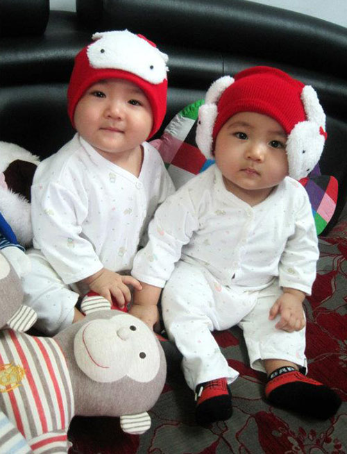 Cặp song sinh đẹp như thiên thần có 7 nghìn người theo dõi, khi lớn còn gây ngỡ ngàng hơn - 1