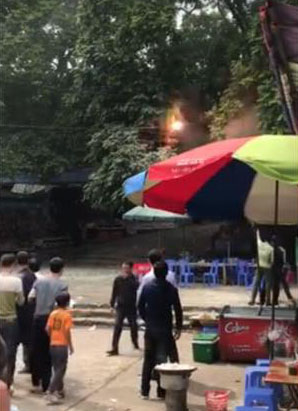 Chập điện tại chùa Hương, người dân sợ hãi bỏ chạy tán loạn - 1