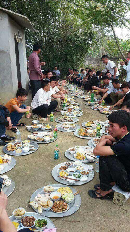 Choáng với bữa cỗ mỗi người một mâm dài từ đầu làng đến cuối làng - 1