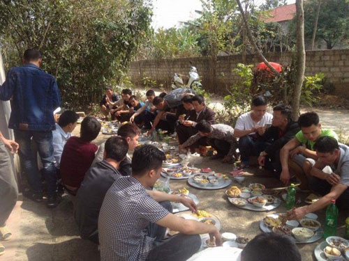 Choáng với bữa cỗ mỗi người một mâm dài từ đầu làng đến cuối làng - 2