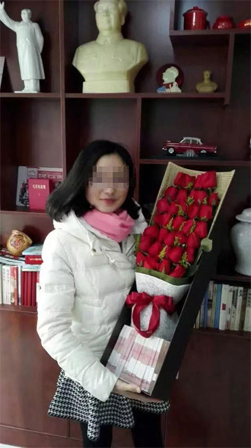 Chưa Valentine, chị em đã xôn xao quà hoa hồng kèm xấp tiền 500 triệu của amp;#34;chồng người taamp;#34; - 1