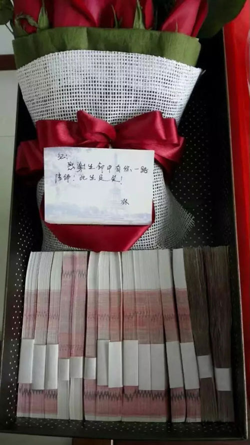 Chưa Valentine, chị em đã xôn xao quà hoa hồng kèm xấp tiền 500 triệu của amp;#34;chồng người taamp;#34; - 3