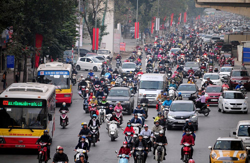 Hết nghỉ Tết, đường phố HN lại nườm nượp xe cộ - 1