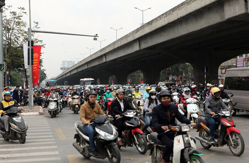 Hết nghỉ Tết, đường phố HN lại nườm nượp xe cộ - 12
