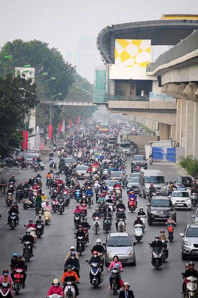 Hết nghỉ Tết, đường phố HN lại nườm nượp xe cộ - 2