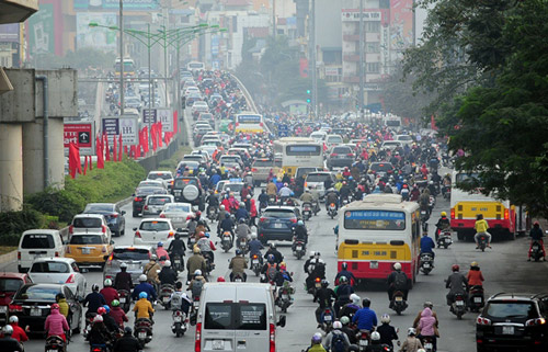 Hết nghỉ Tết, đường phố HN lại nườm nượp xe cộ - 3