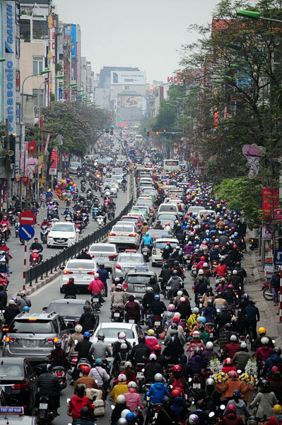 Hết nghỉ Tết, đường phố HN lại nườm nượp xe cộ - 7