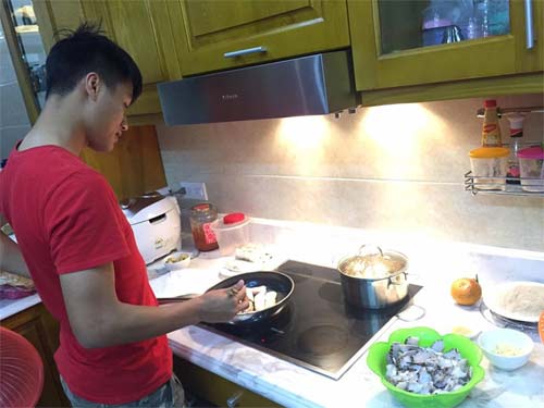 Sao Việt 24h qua: Mạc Hồng Quân trổ tài vào bếp, tự khen mình đảm đang - 1