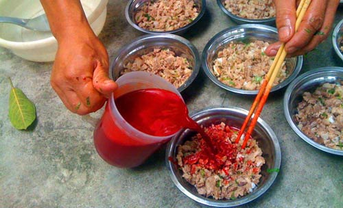 Ăn tiết canh lợn, một phụ nữ nguy kịch - 1