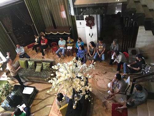 Đàm Vĩnh Hưng hứa trả nợ thay mẹ lần cuối trước đông đảo chủ nợ - 1