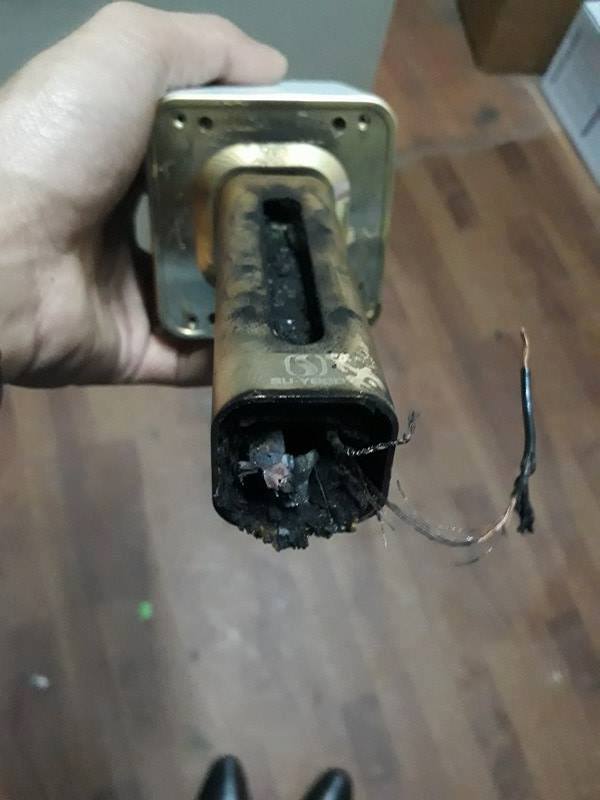 Hoảng hồn khi vừa ra khỏi phòng, chiếc micro hát karaoke phát nổ dữ dội - 3