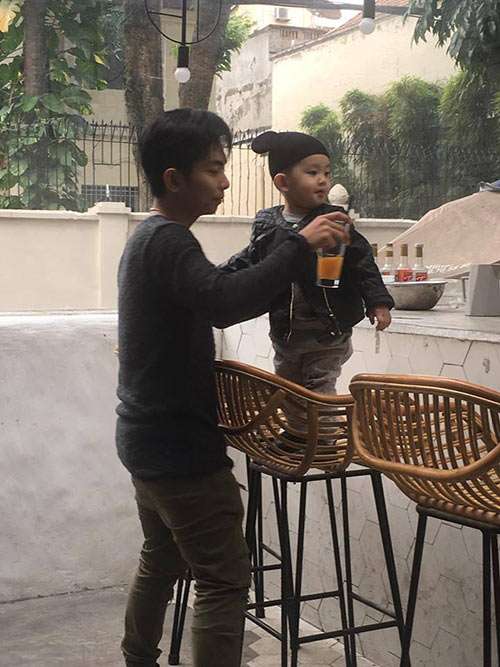 Tóc xoăn, lái xe sành điệu, con trai Phan Hiển - Khánh Thi amp;#34;hớp hồnamp;#34; người đối diện - 1
