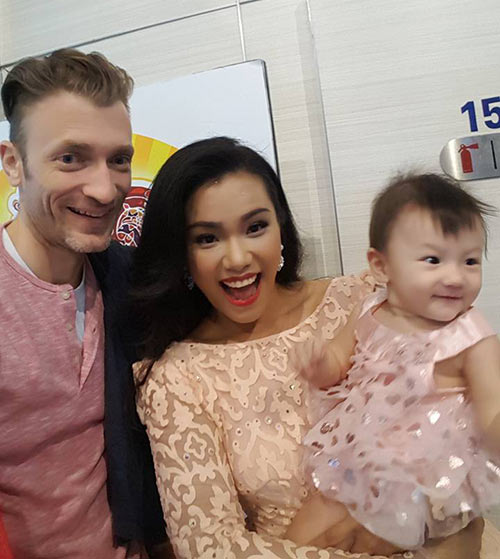 amp;#34;Ghen tỵ không để đâu cho hếtamp;#34; trước thư tình chồng Tây Phương Vy Idol gửi vợ - 1