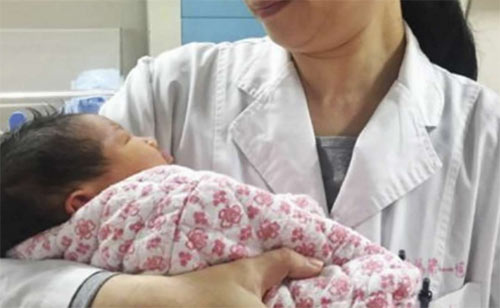 Bé trai nặng 3,8kg chào đời từ phôi thai đông lạnh 16 năm trước - 1
