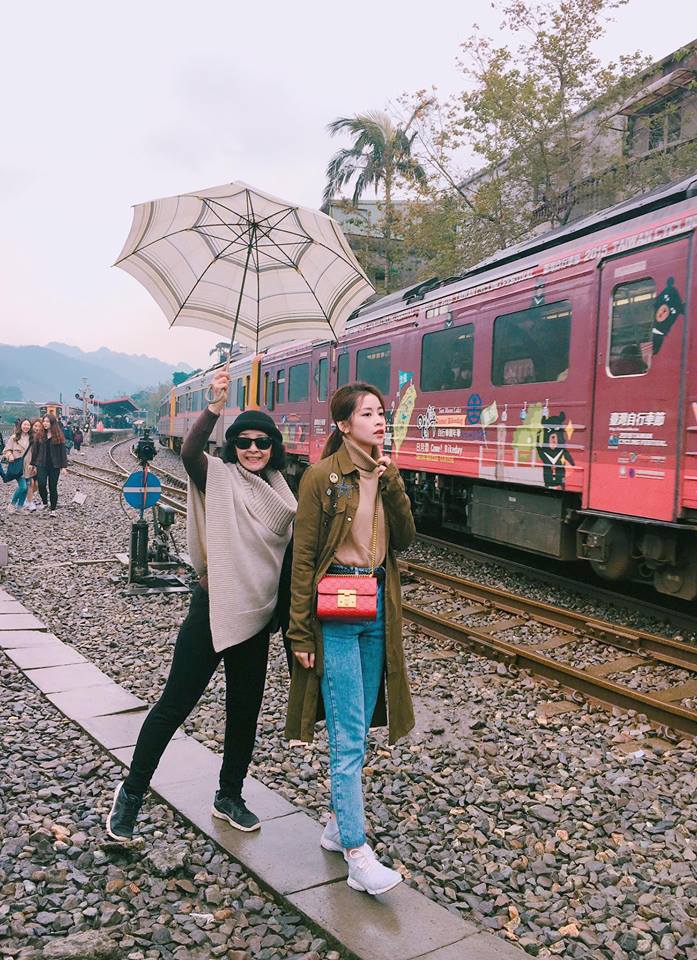 Chi Pu sành điệu, ai cũng biết rồi nhưng mẹ cô ấy còn gây bất ngờ hơn - 2