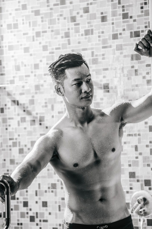 Đức Tuấn gây chú ý khi khoe body 6 múi, thân mật cùng mỹ nam trong MV mới - 1