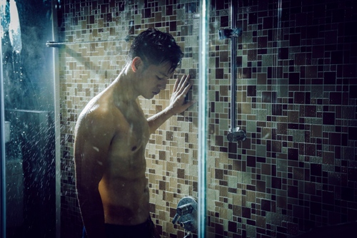 Đức Tuấn gây chú ý khi khoe body 6 múi, thân mật cùng mỹ nam trong MV mới - 2