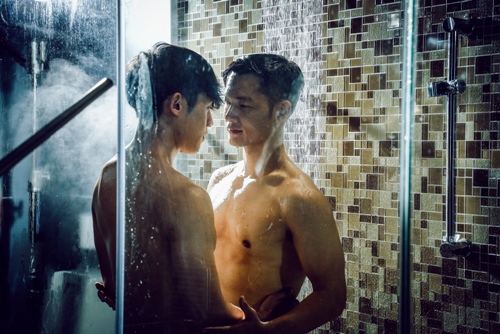 Đức Tuấn gây chú ý khi khoe body 6 múi, thân mật cùng mỹ nam trong MV mới - 3