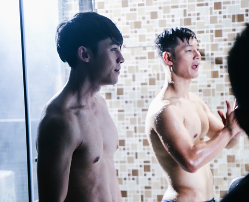 Đức Tuấn gây chú ý khi khoe body 6 múi, thân mật cùng mỹ nam trong MV mới - 4