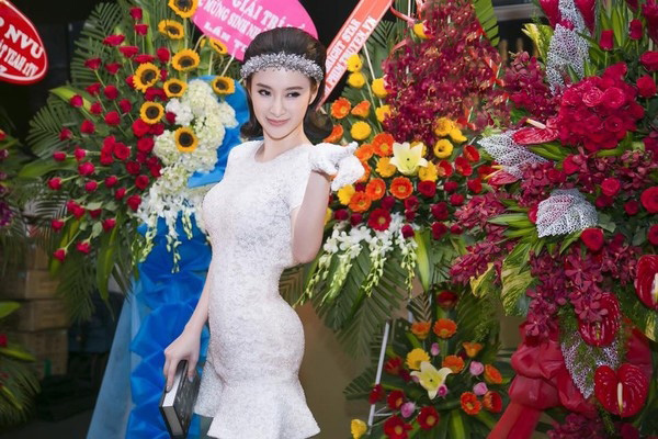 Hồ Ngọc Hà, Elly Trần, Angela Phương Trinh amp;#34;tá hỏaamp;#34; khi bị soi vòng 3 - 7