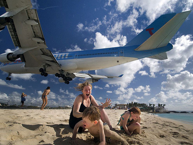 5. Bãi biển sát sân bay: Bãi biển Maho nằm rất gần sân bay quốc tế Princess Juliana của Hà Lan nên những người tắm biển ở đây có thể trải nghiệm cảm giác mạnh khi máy bay gầm rú sát trên đầu, chỉ cách khoảng 10 - 20m. 
