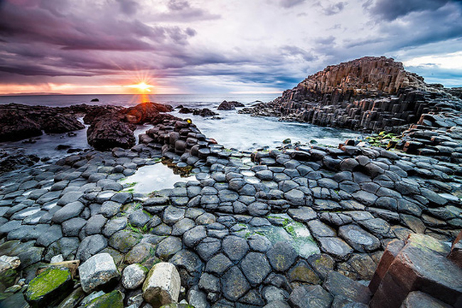 Bãi biển ở Ireland này được hình thành từ 50 - 60 triệu năm trước khi dung nham ba-zan dâng lên mặt đất và nguội dần, tạo thành những cột đá lớn có hình thù kỳ lạ.
