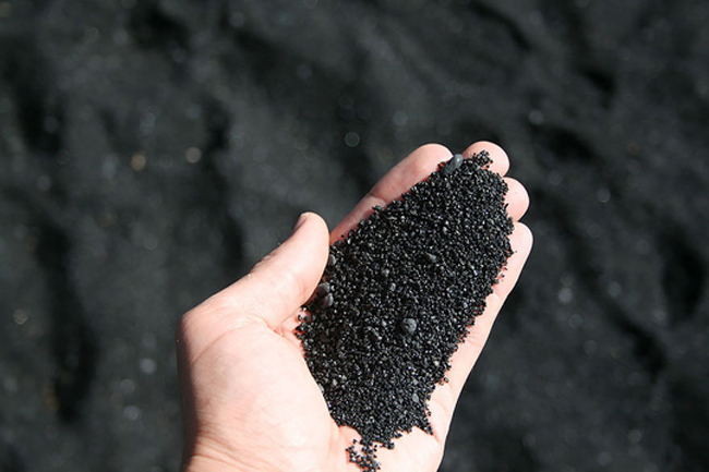 11. Bãi biển cát đen: Ngoài bãi biển cát xanh lá Papakolea, đảo Hawaii còn sở hữu một bãi biển kỳ lạ không kém khi có cát màu đen. 
