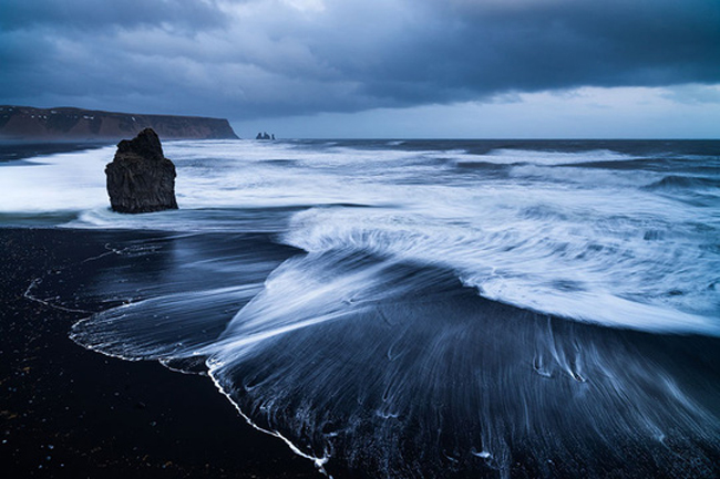 15. Bãi biển Vik - Iceland: Iceland là vùng đất có nhiều núi lửa hoạt động, đó là lý do khiến bãi biển cát đen núi lửa rất phổ biến ở đây.
