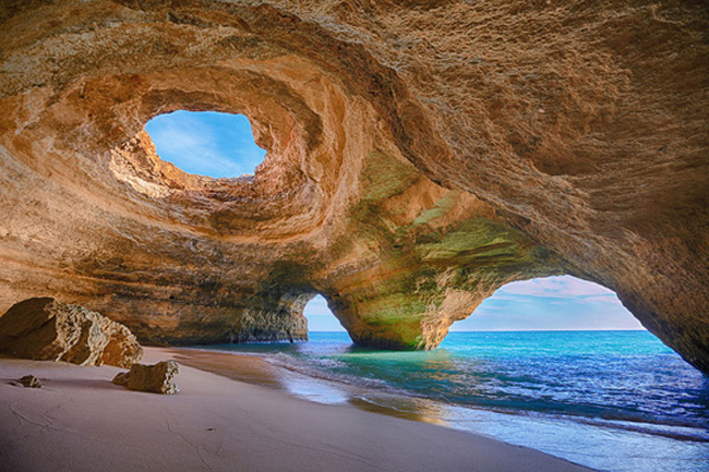 16. Bãi biển hang động: Bãi biển ở Algarve - Bồ Đào Nha được bao quanh bởi đá vôi. Loại đá này rất dễ bị xói mòn nên mới có thể tạo nên những hang động biển tuyệt đẹp.
