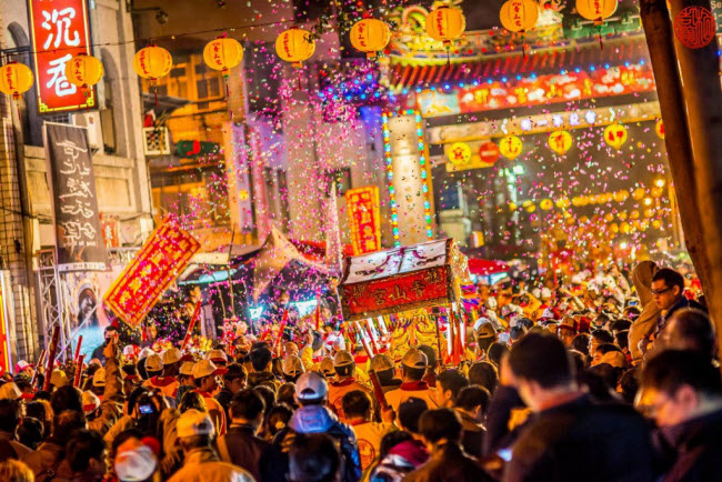 Những tín đồ theo đạo Lão diễu hành lúc 2 giờ đêm trên đường phố ở Đài Bắc.
