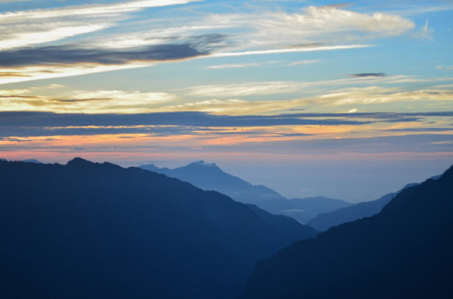 Cảnh bình minh lên trên dãy núi Trung Ương nhìn từ đỉnh Hehuan.
