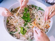 Bếp Eva - Bát phở khổng lồ chứa hơn 1.3kg thịt và bánh phở cùng 1.3 lít nước dùng gây sốt