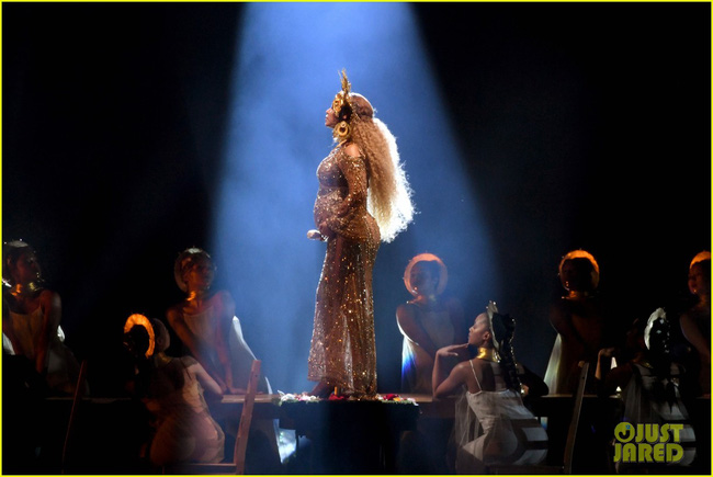 Đang mang song thai, Beyonce vẫn khiến cả thế giới thán phục vì lộng lẫy như nữ thần - 5