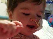 Làm mẹ - Bé 4 tuổi mắc bệnh hiểm nghèo hát vui vẻ, đầy nghị lực khiến ngàn người rơi lệ