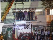 Tin tức - Phá tường, dùng cần cẩu để đưa cô gái nặng nhất thế giới ra khỏi nhà