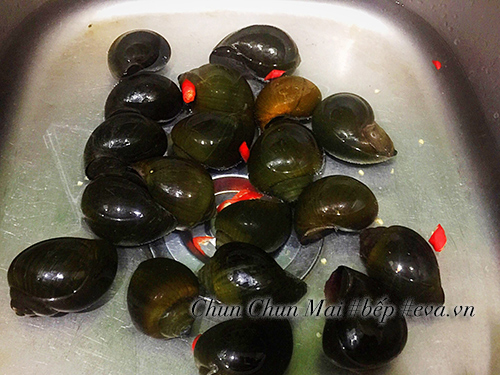 Đổi vị với ốc xào lá lốt thơm ngon, giòn sần sật - 2