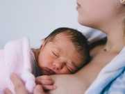 Bà bầu - Ngực căng sữa nhưng con qua đời, mẹ đã làm việc này khiến ai cũng cảm động