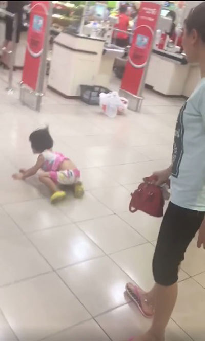 Hà Nội: Mẹ đánh con tới tấp tại siêu thị chỉ vì... đánh mất một gói kẹo - 2