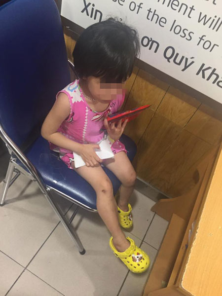 Hà Nội: Mẹ đánh con tới tấp tại siêu thị chỉ vì... đánh mất một gói kẹo - 3